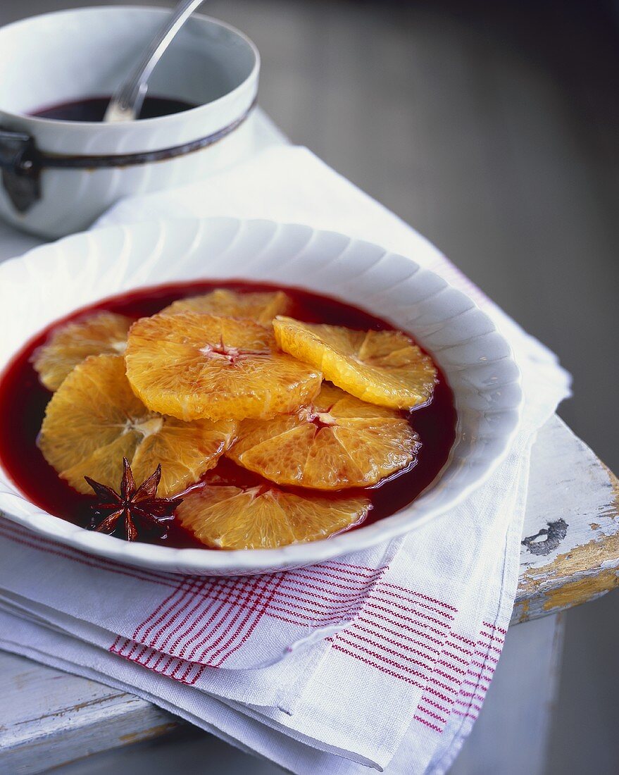 Orangen in Rotwein