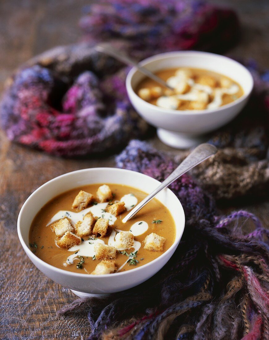 Butternusskürbis-Suppe mit Creme fraiche und Croûtons