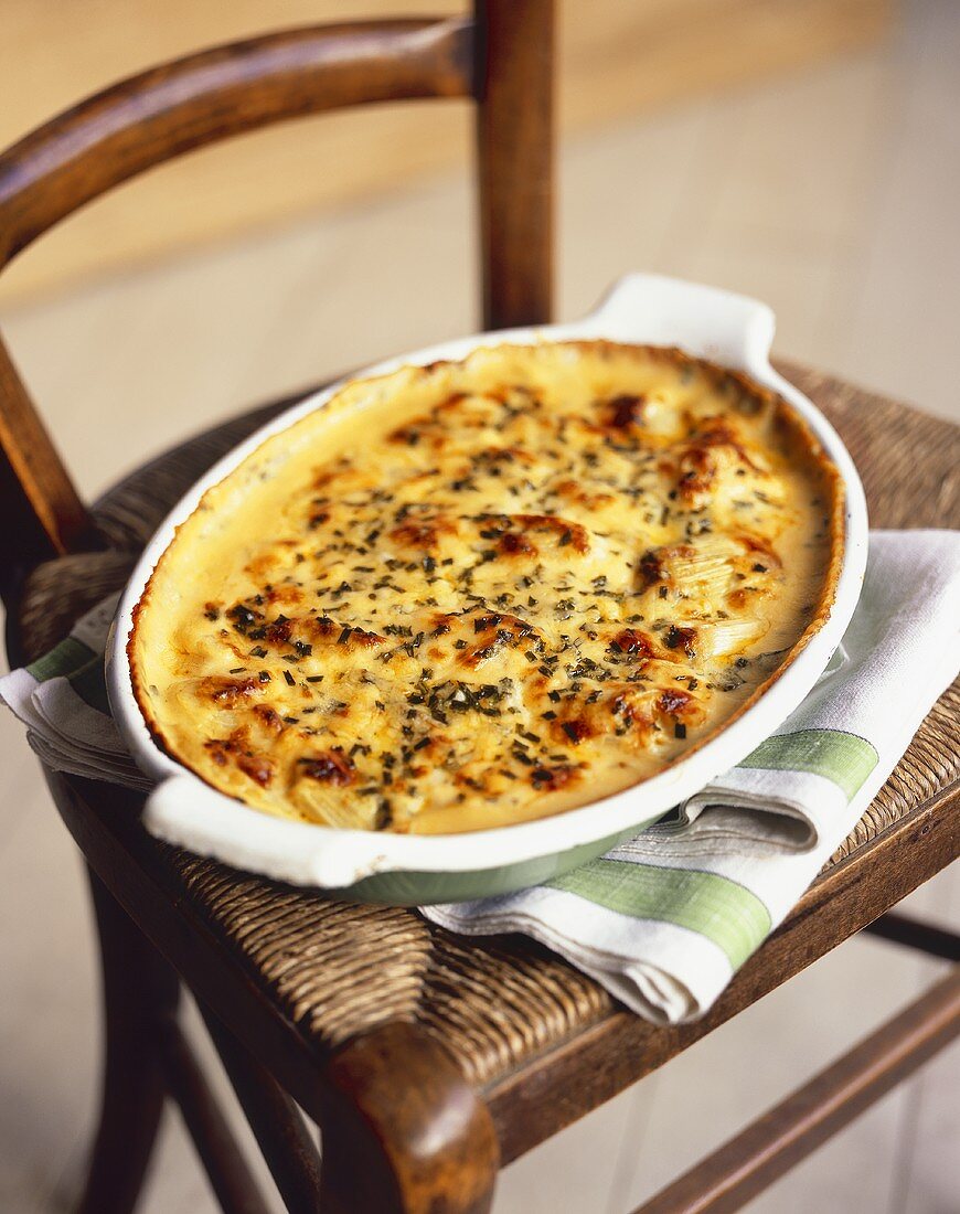 Chicken and leek gratin on a chair