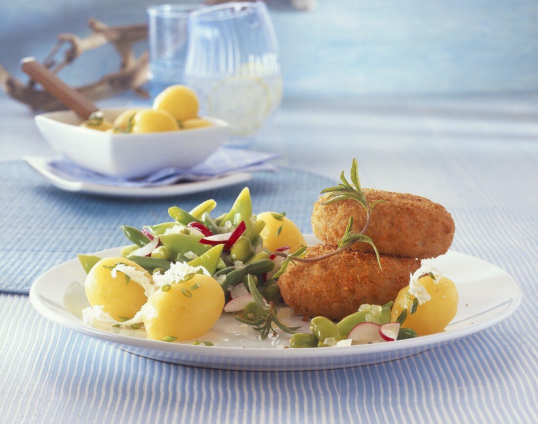 Panierte Kalbsfrikadellen mit Bohnensalat & Kartoffeln