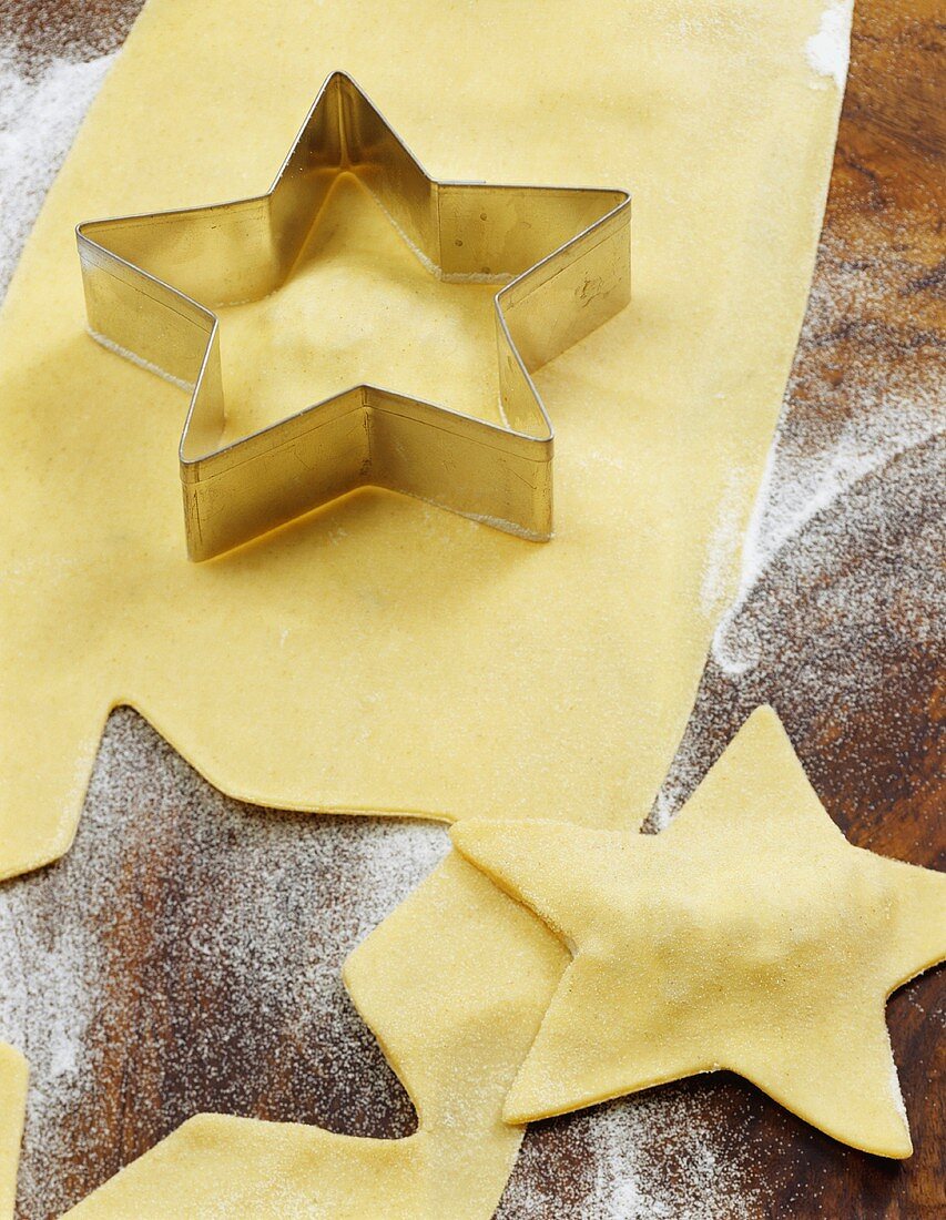 Pasta-Sterne für gefüllte Ravioli aus Teigplatte ausstechen