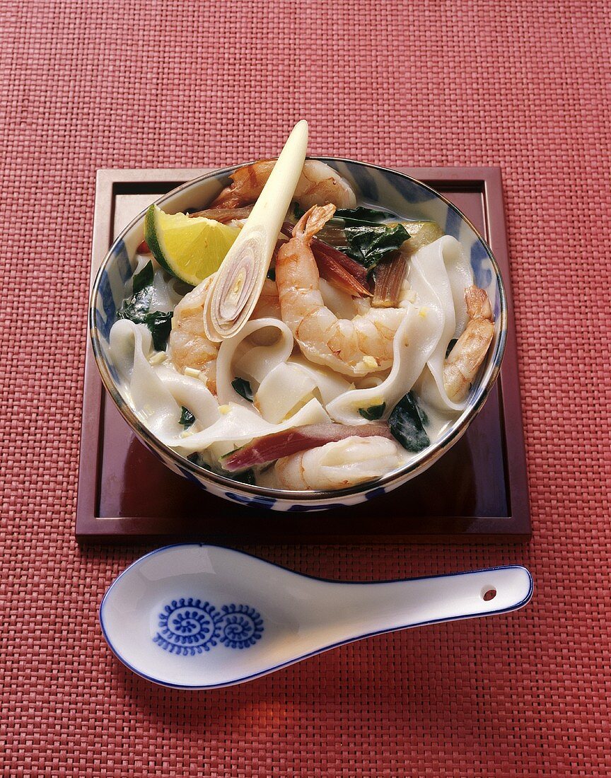 Prawn soup with rice noodles