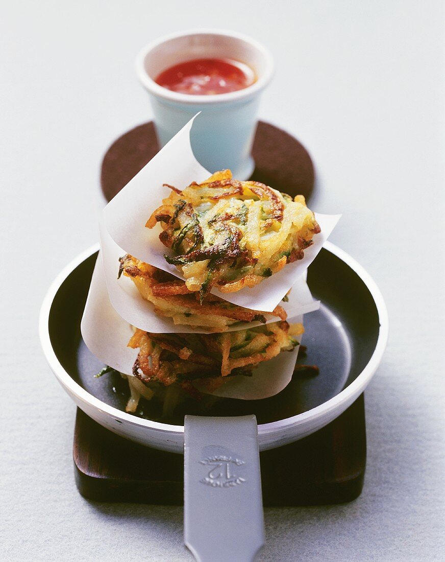 Rice noodle and courgette rösti with chilli sauce