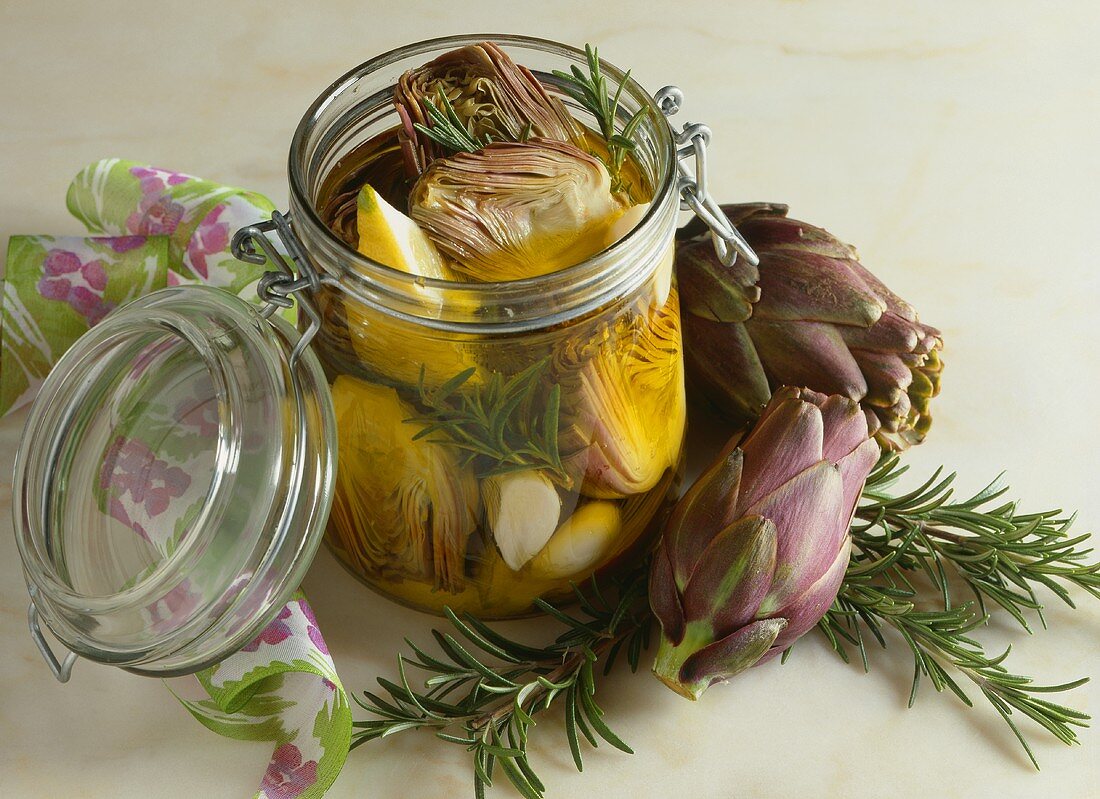Artichokes preserved in oil with garlic and rosemary