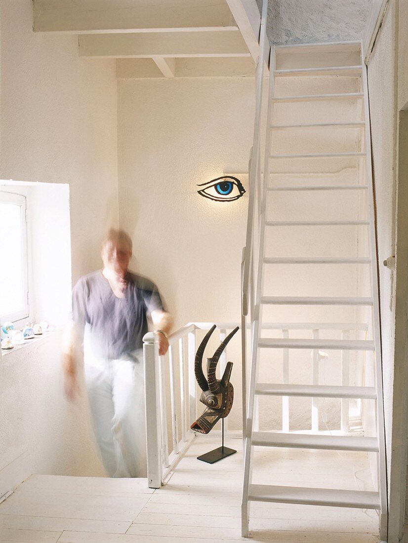 Mann geht Treppe im Wohnhaus hoch