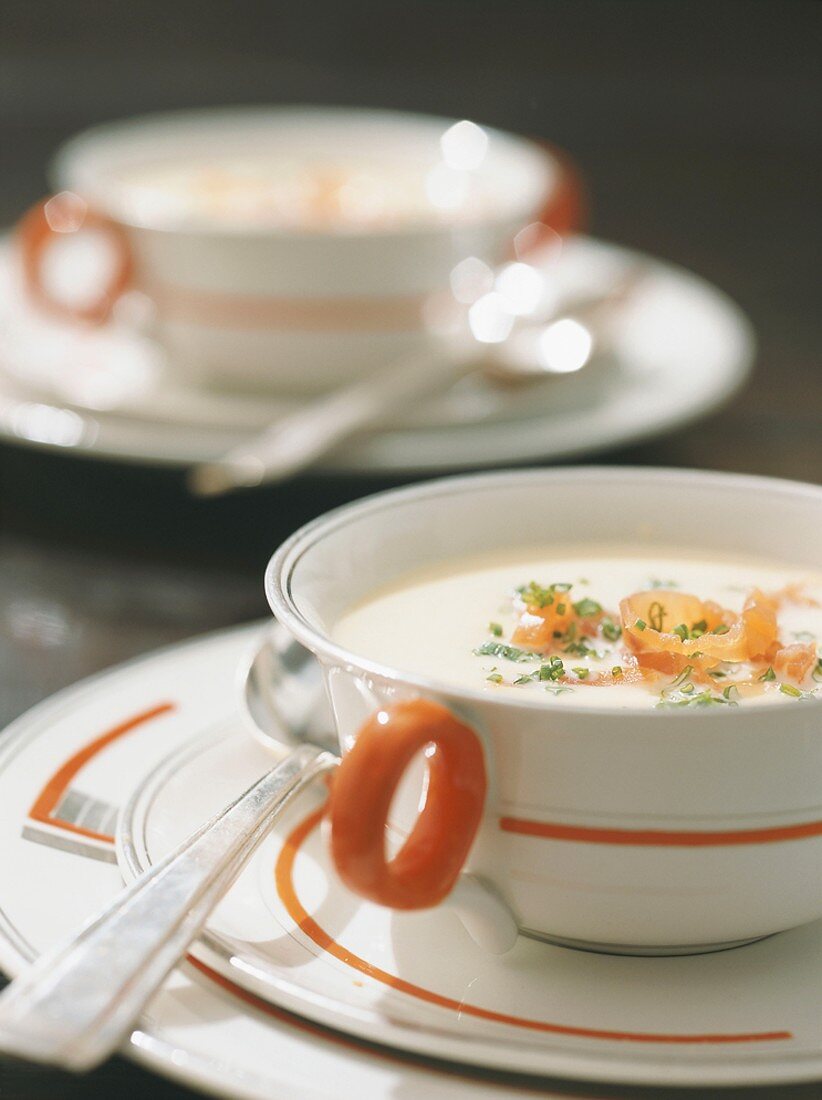 Spargelcremesuppe mit Räucherlachs