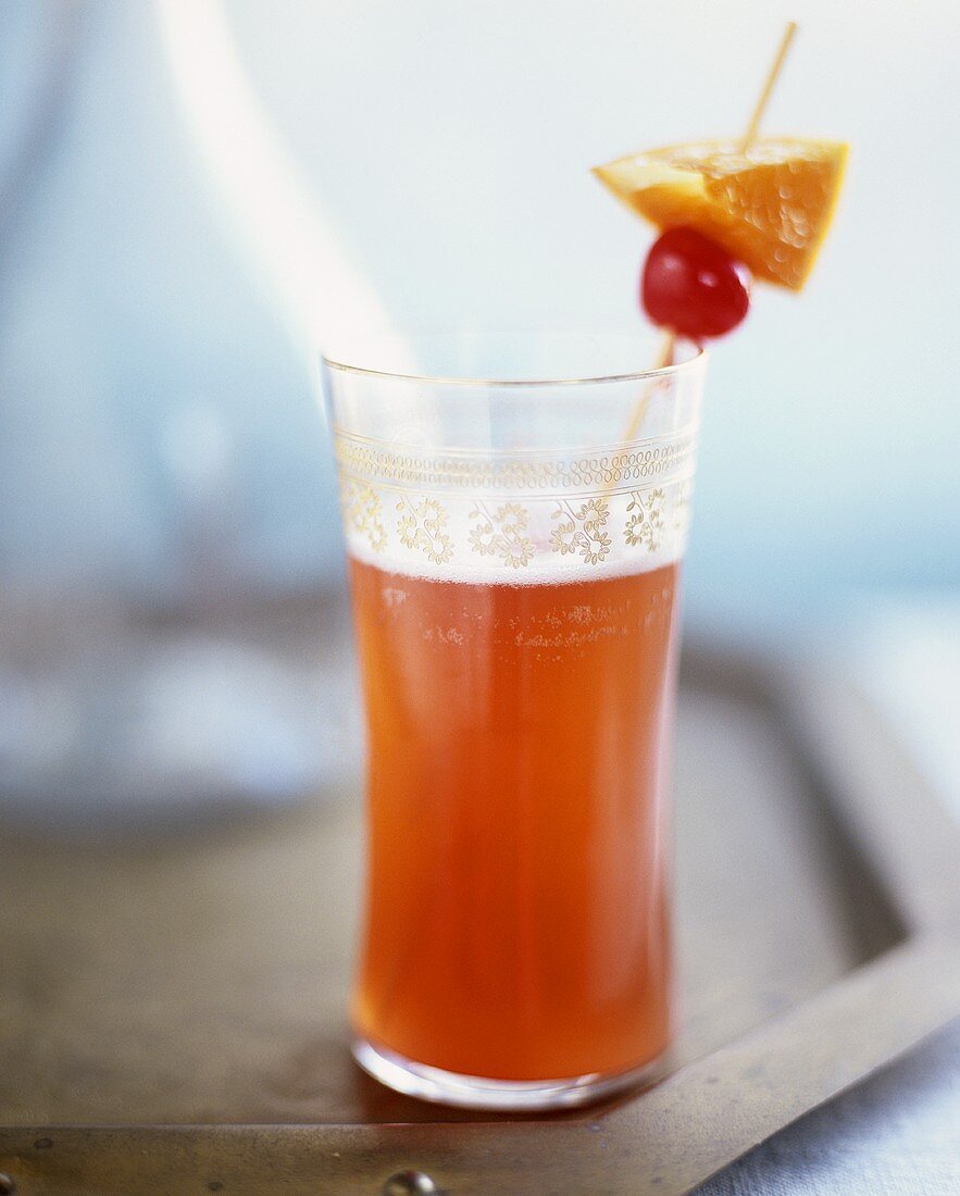 Singapore Sling mit Gin, Ananassaft und Cherry Brandy