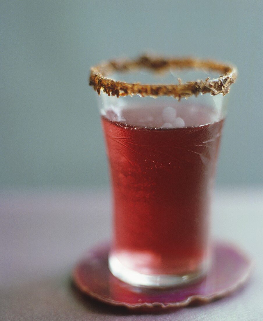 Cocktail mit Rotwein im Glas mit Schokoladenrand