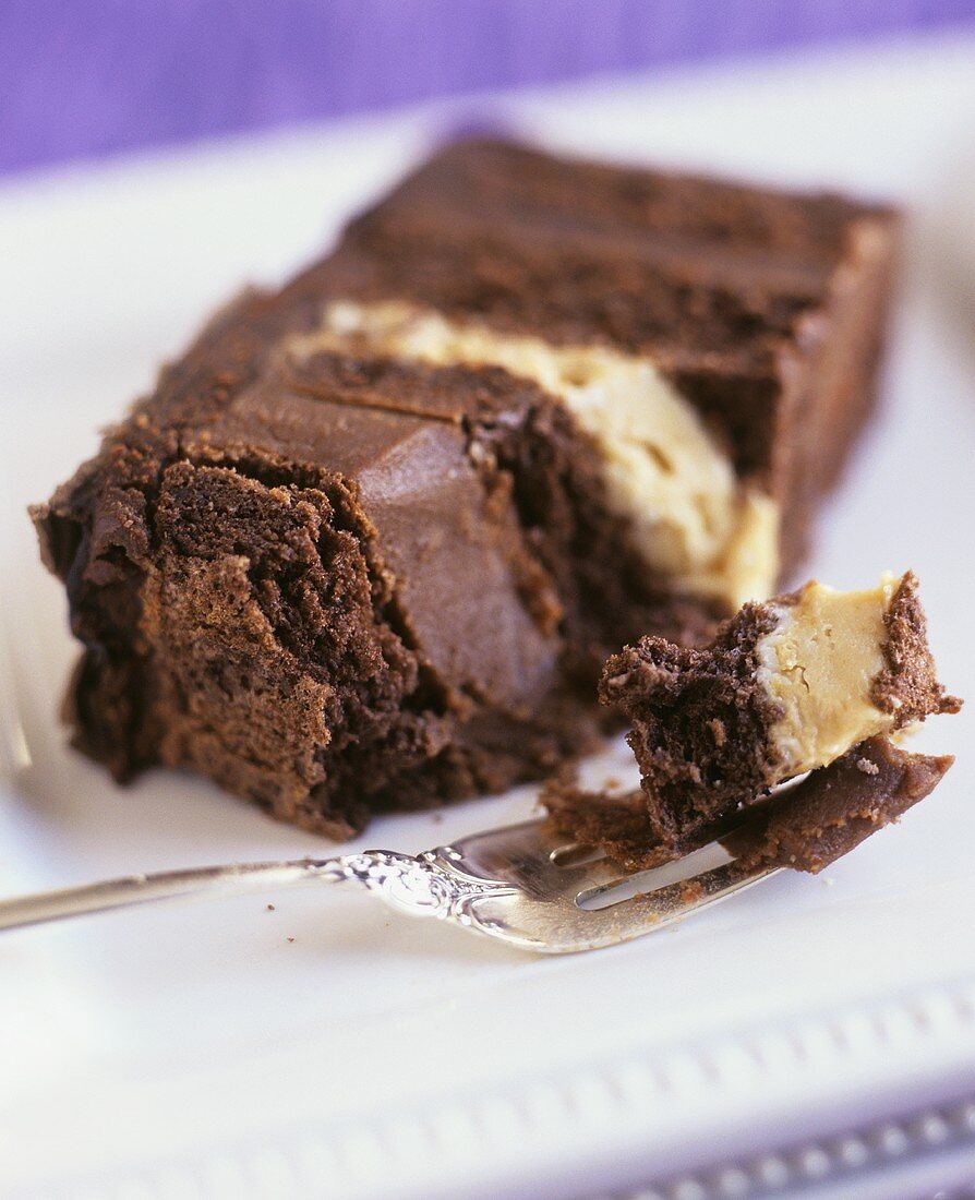 Ein Stück Schokoladen-Trüffelcreme-Torte auf Teller