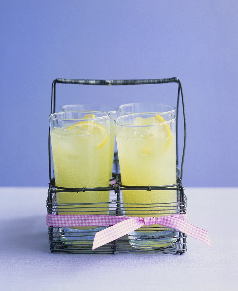 Erfrischende Basilikum-Limonade in Gläsern