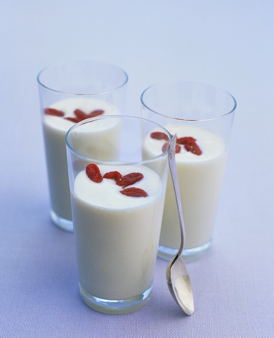 Lemon-Ricotta-Dessert mit getrockneten Gojibeeren