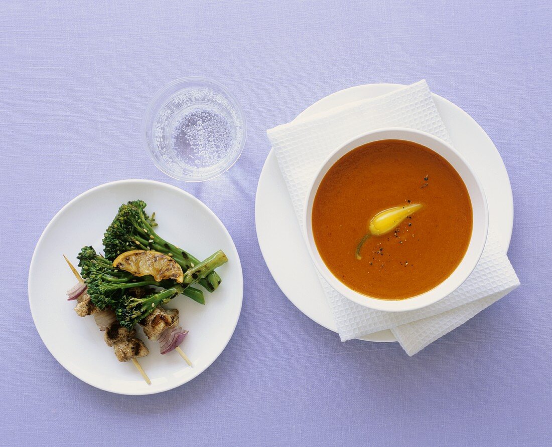 Paprikacremesuppe & Hühnerspiesschen mit gegrilltem Brokkoli