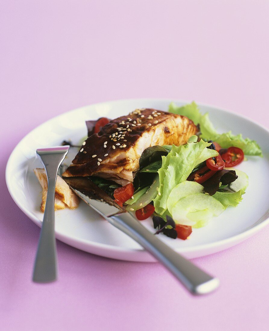 Spicy summer salad with grilled salmon