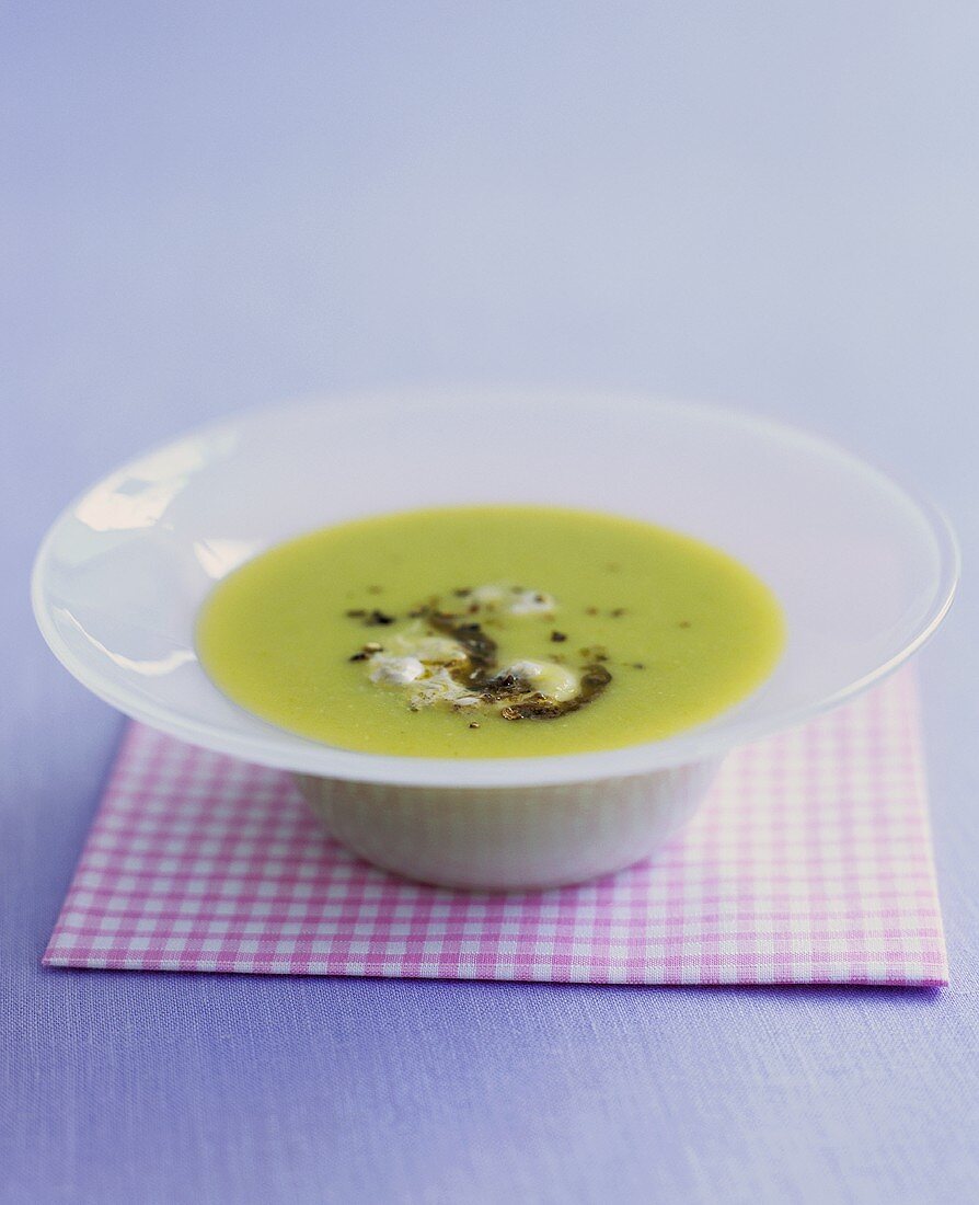 Ein Teller Saubohnensuppe mit Tapenade