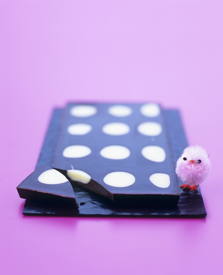 Eine Tafel Schokolade mit Küken zu Ostern