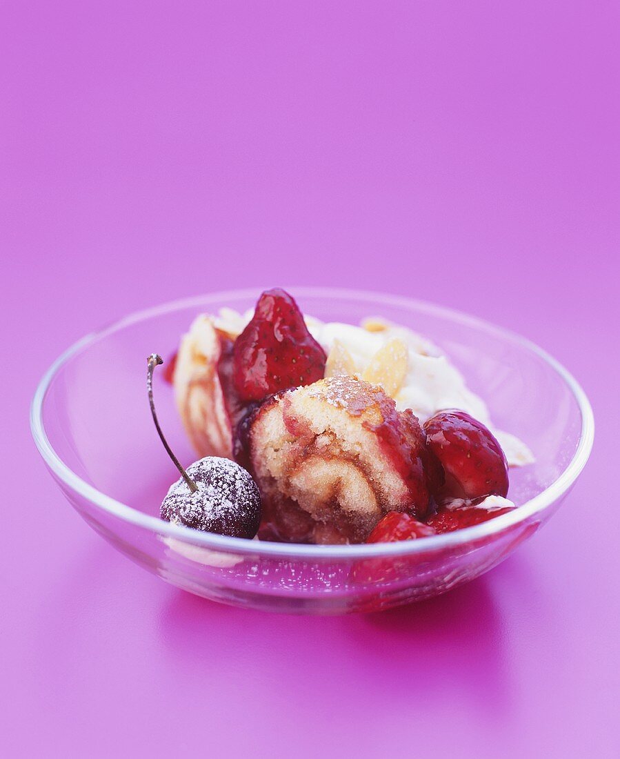 Erdbeer-Kirsch-Trifle mit Mandeln