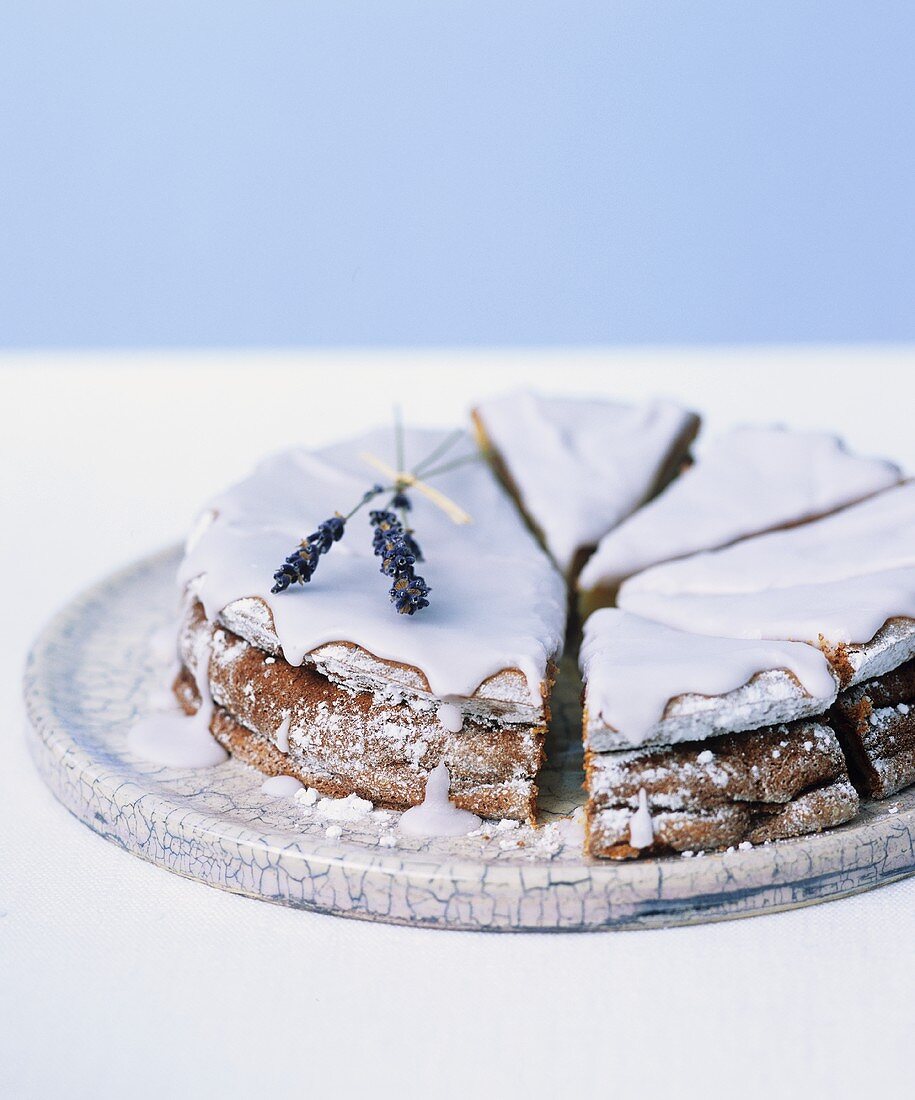 Olivenöl-Sauternes-Kuchen mit Lavendel-Zuckerglasur