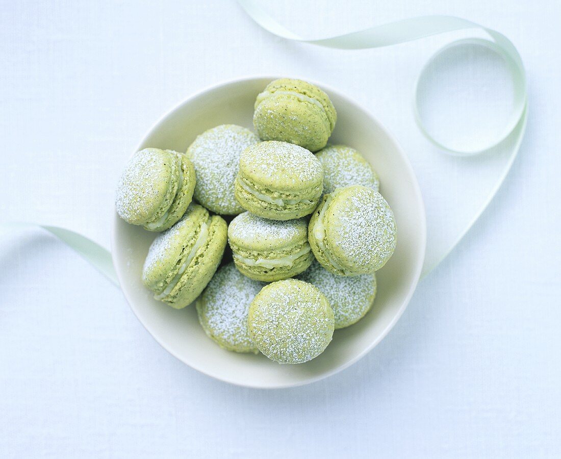 Green tea macarons with icing sugar
