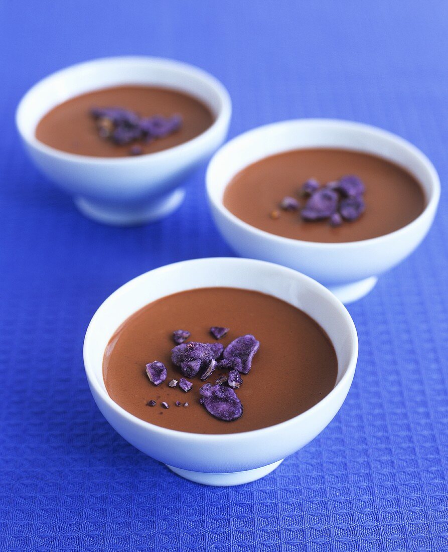 Schokoladen-Pastis-Creme mit kandierten Veilchen