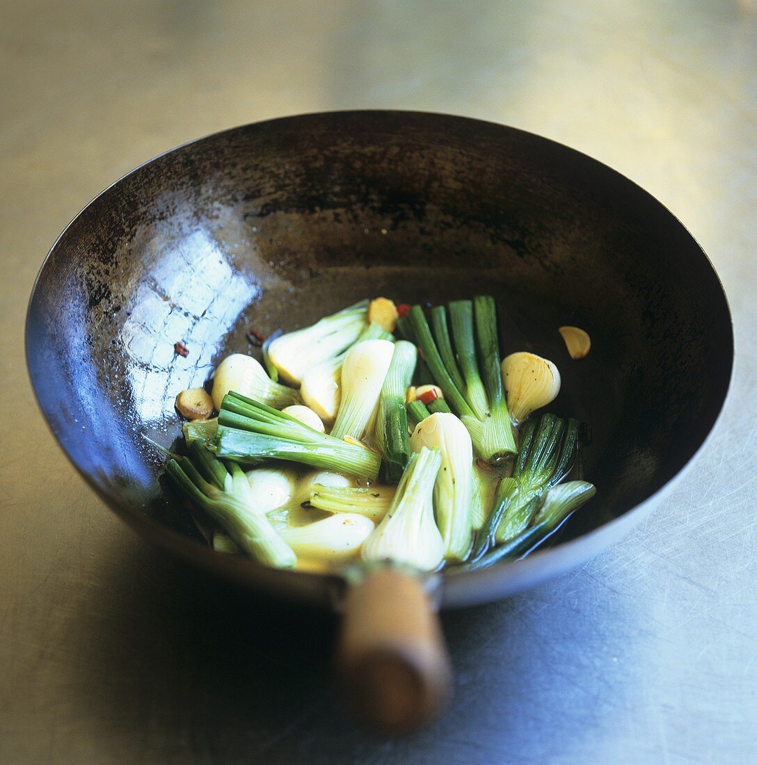 Frühlingszwiebeln, Knoblauch & Chili in einem Wok