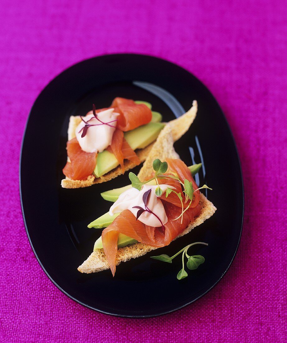 Melba-Toasts mit Räucherlachs und Avocado