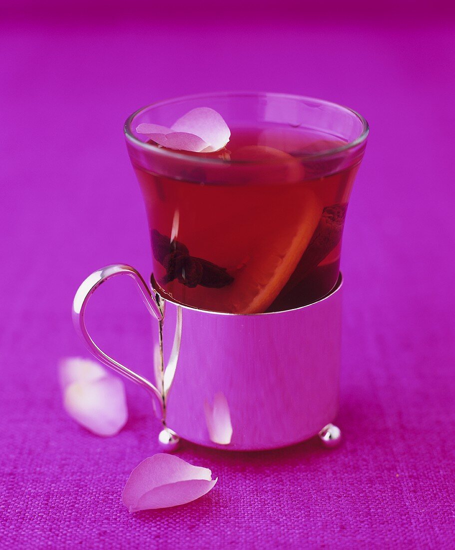 Mulled wine with rose petals