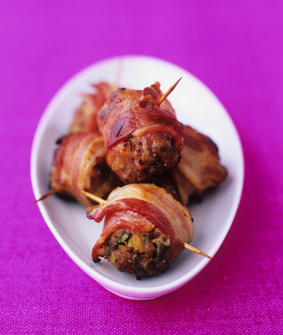 Bacon-wrapped sausagemeat with dried fruit