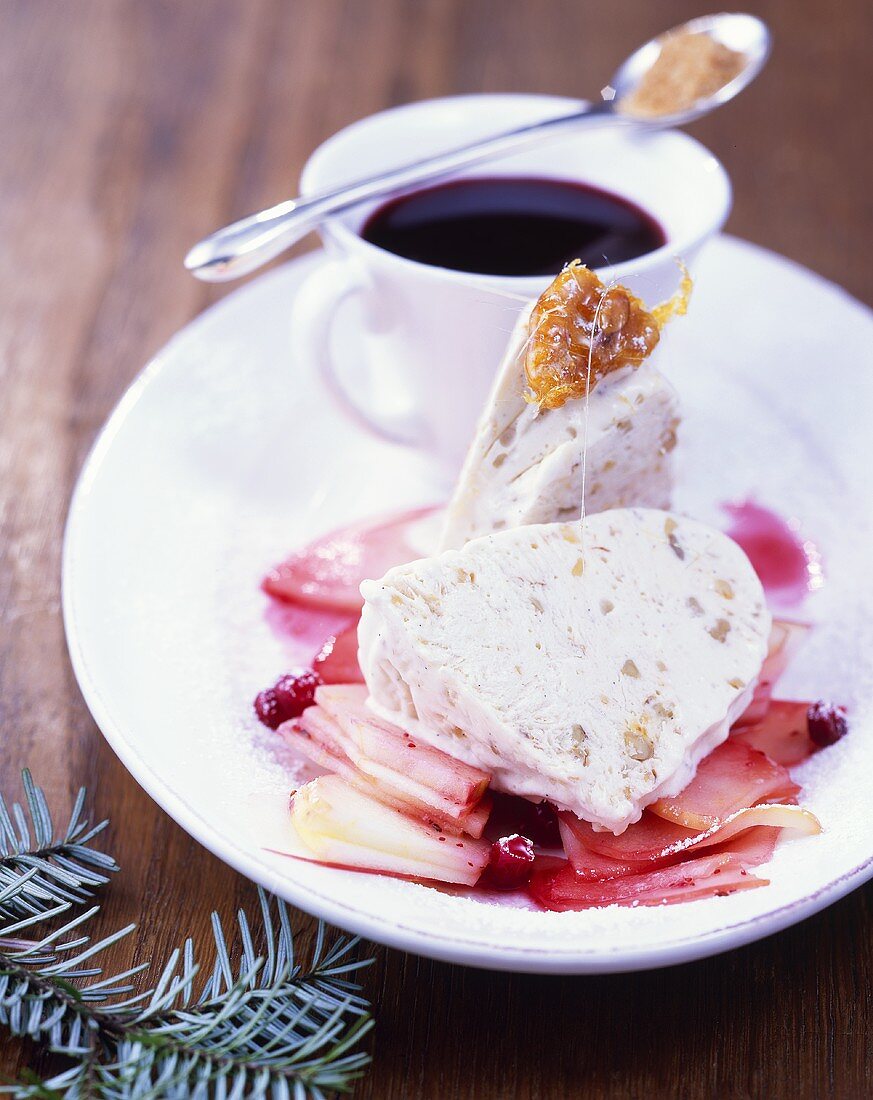 Walnusseisgugelhupf mit Glühweinespresso