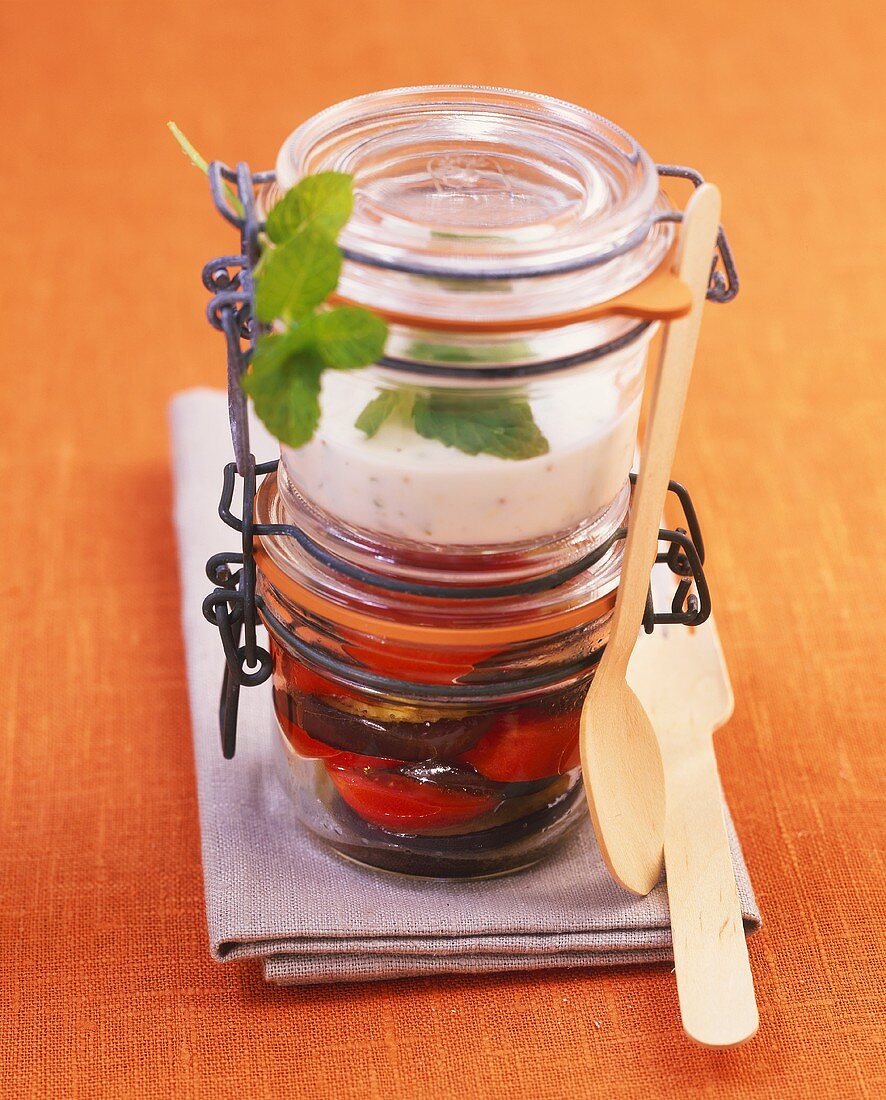 Gebratene Auberginenscheiben im Einmachglas mit Joghurtdip