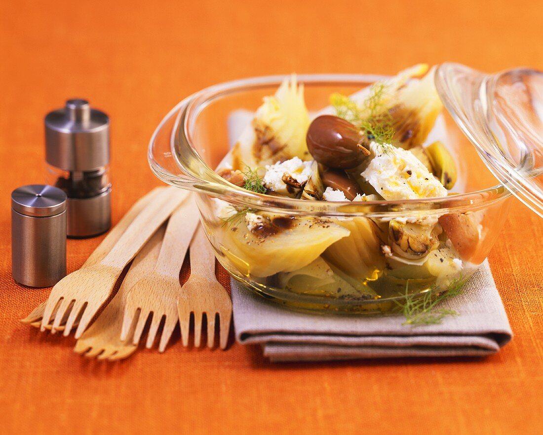 Fenchel mit Feta und Oliven in Glasschale