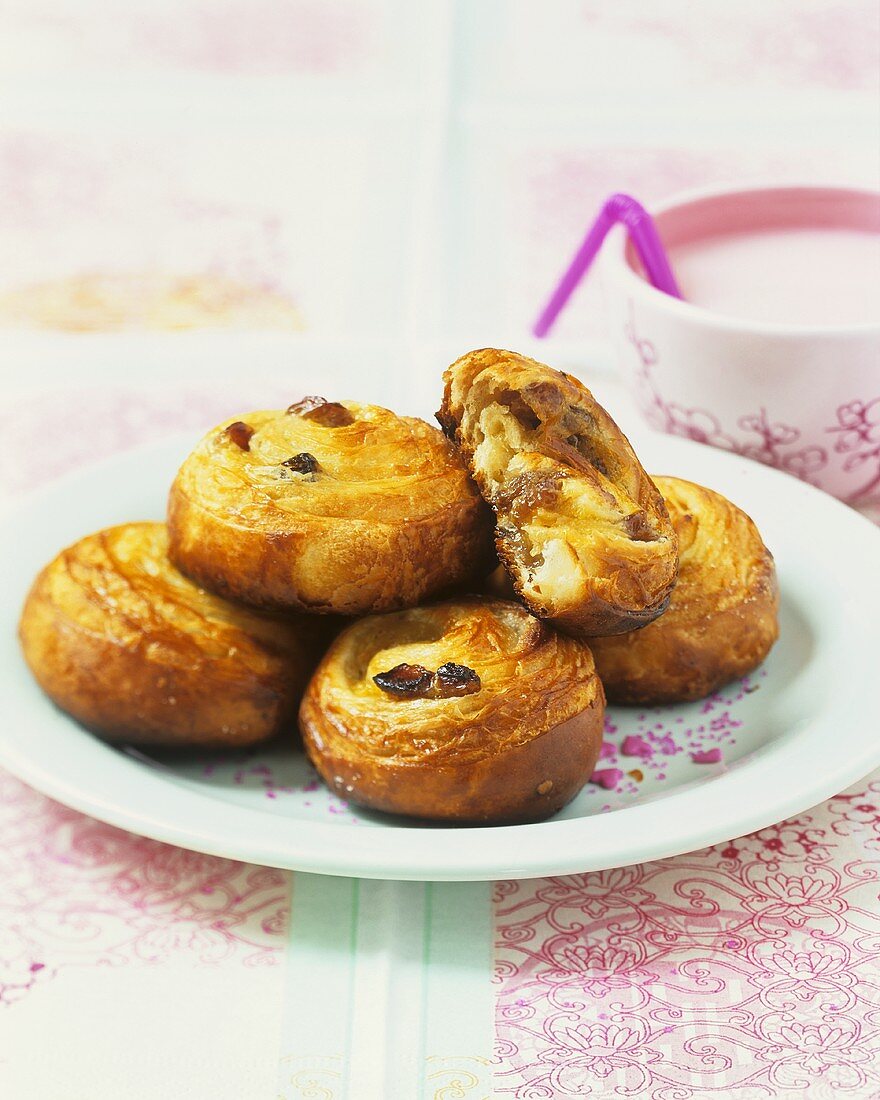 Puff pastries with raisins