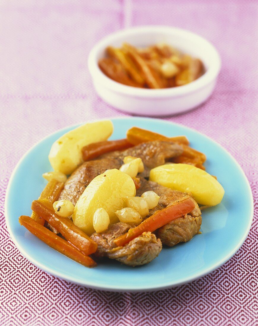 Schweinefleisch mit Kartoffeln und Möhren