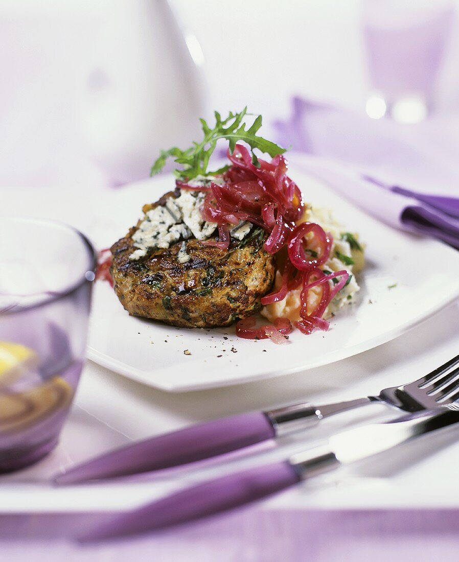 Hackfleischfrikadelle mit Blauschimmelkäse & roten Zwiebeln