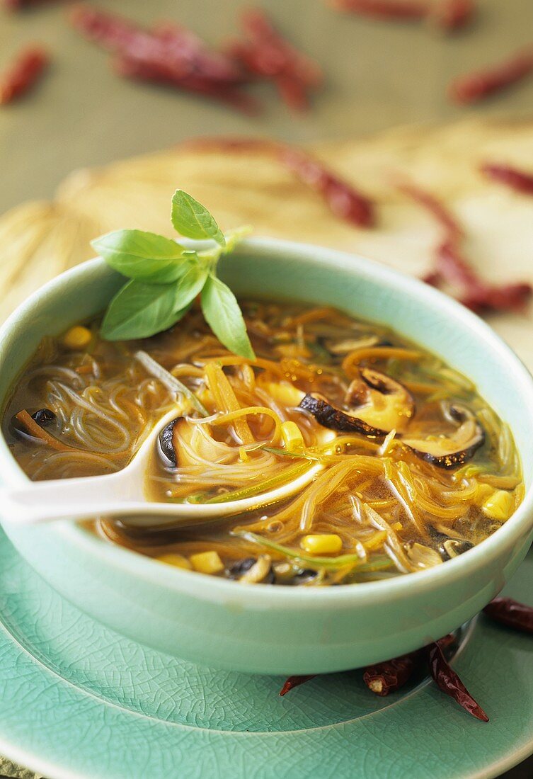 Scharfe Suppe mit Mais, Shiitake-Pilzen und Glasnudeln
