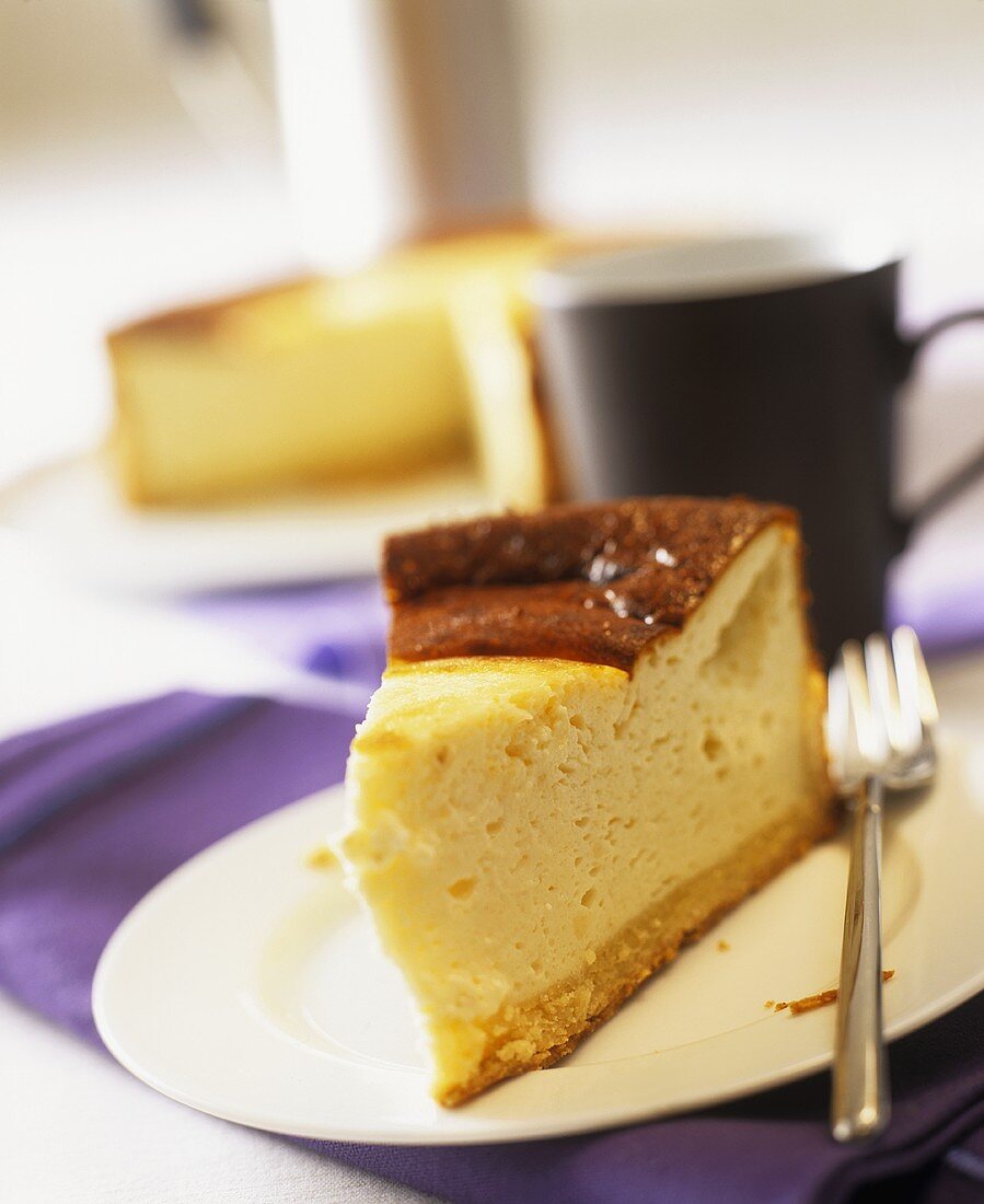 Ein Stück Cheesecake mit Frischkäse