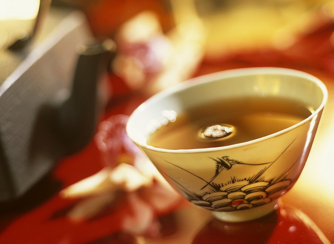 Pu-Erh-Tee in einer Schale