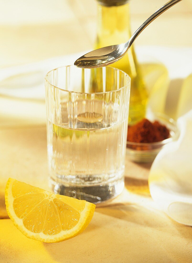 Fitnessdrink zur Entschlackung: Wasser mit Öl & Zitrone