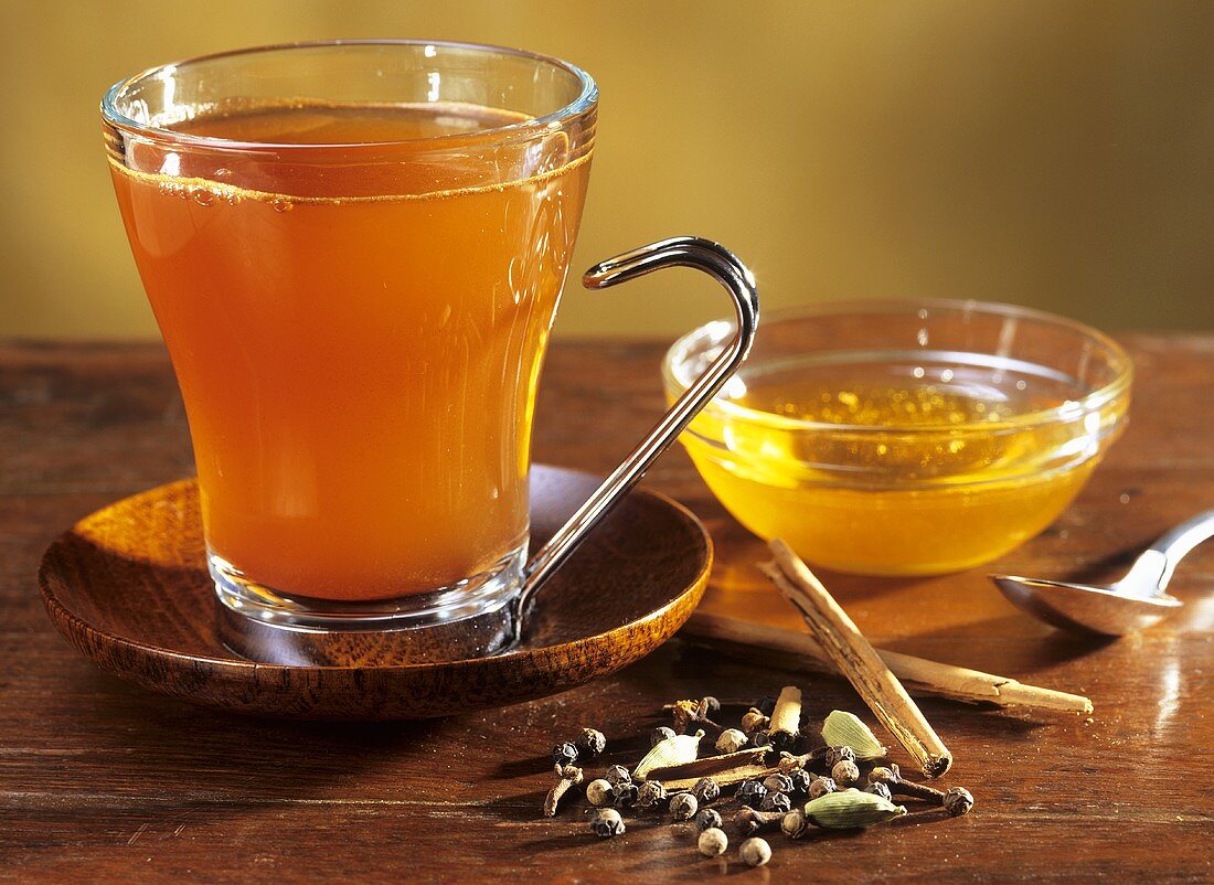 Winterteegetränk aus grünem Tee, mit Gewürzen & Honig