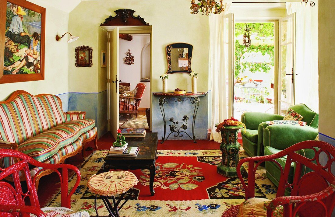 Elegante Stilmöbel verschiedener Epochen in einem knallbunten Wohnzimmer