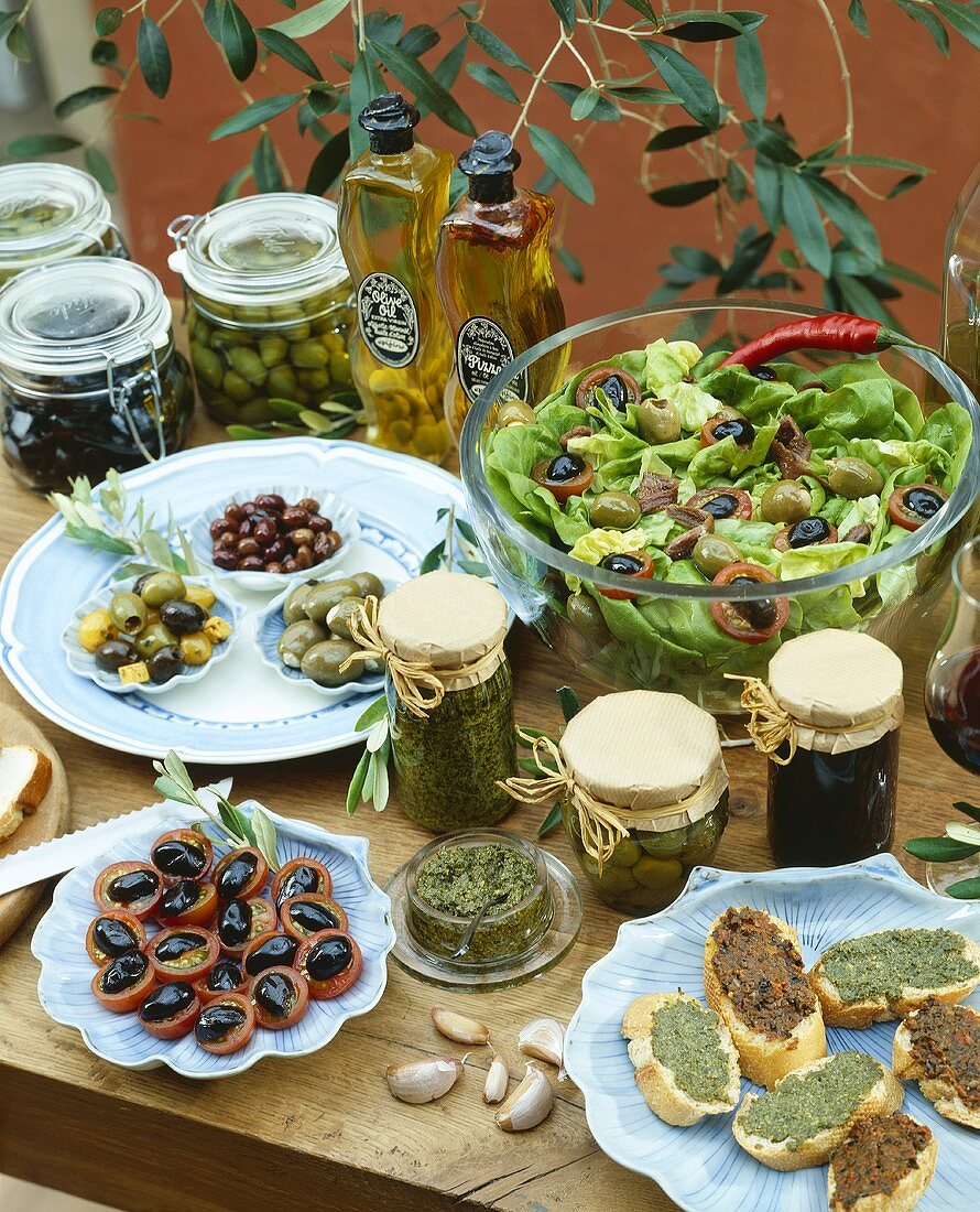 Verschiedene Vorspeisen mit Oliven