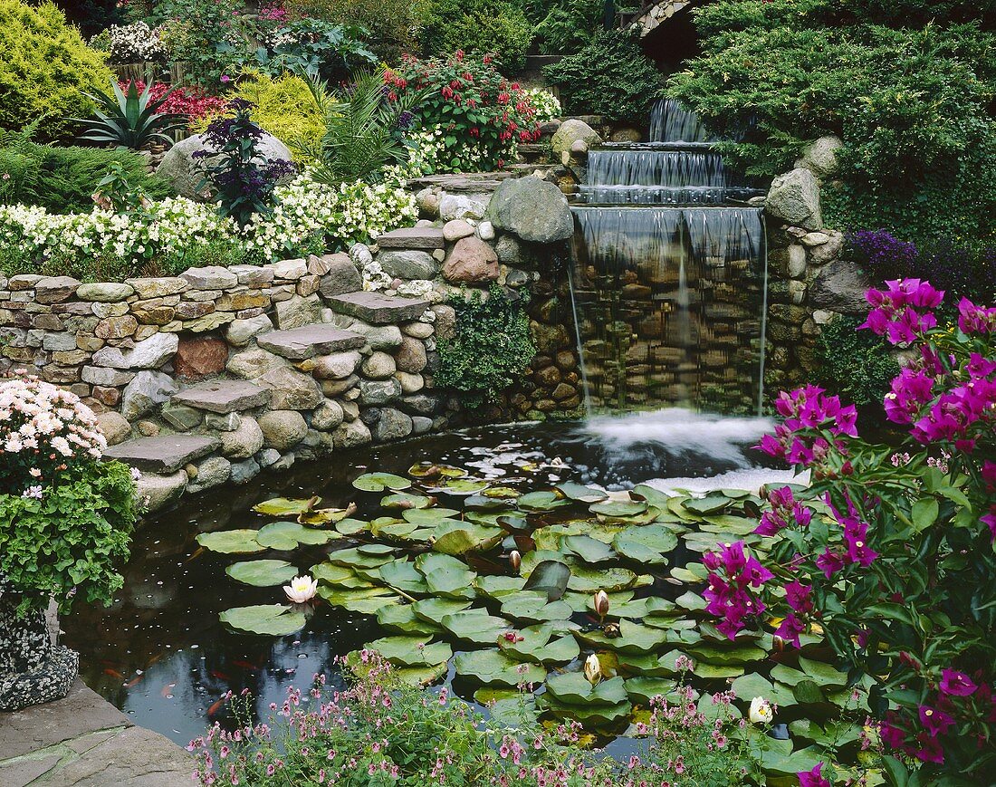Garten mit Gartenteich und Wasserfall