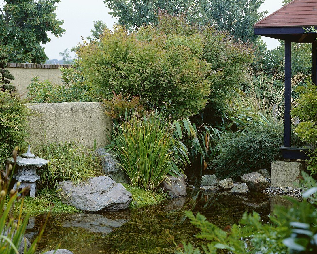 Japanischer Garten mit kleinem Teich