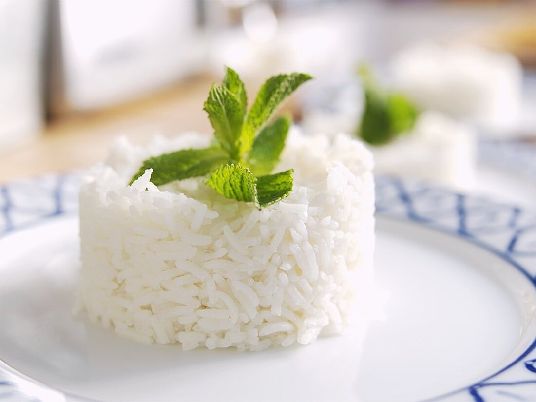 Gekochter Reis auf einem Teller
