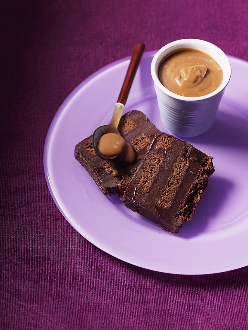 Schokoladenterrine (Schoko-Schichtkuchen) mit Toffeesauce