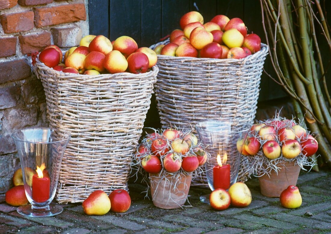 Körbe mit Äpfeln als schöne Herbst- und Winterdeko