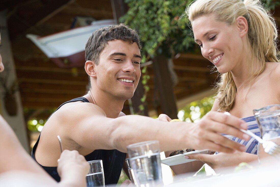 Menschen am Tisch in sommerlichem Flair