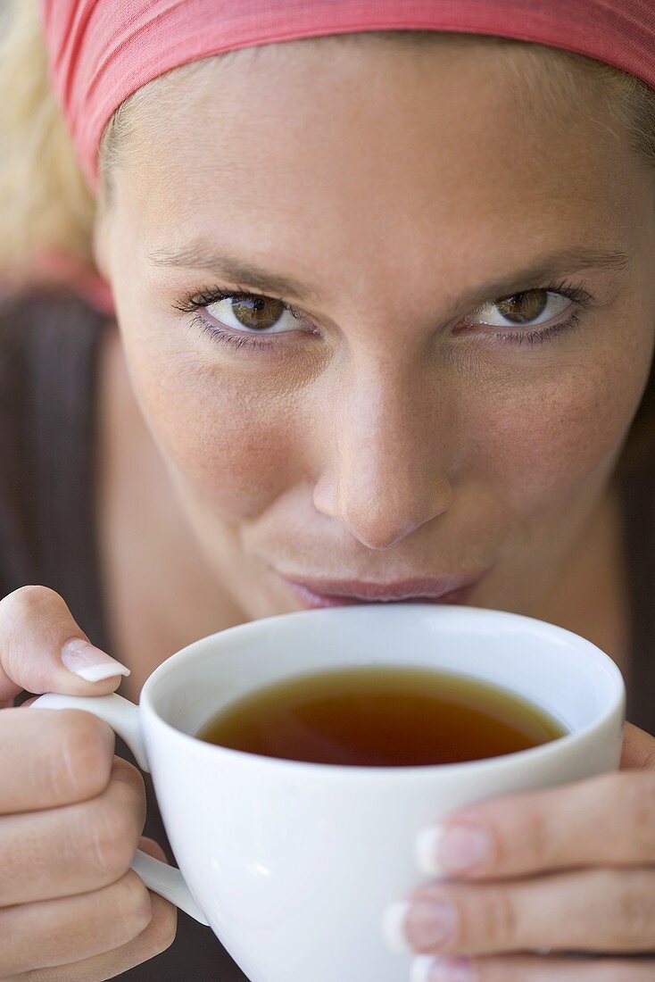 Frau trinkt Tasse Tee