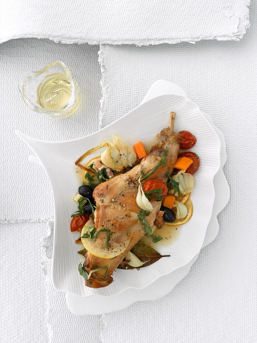 Rabbit leg cooked in white wine with vegetables