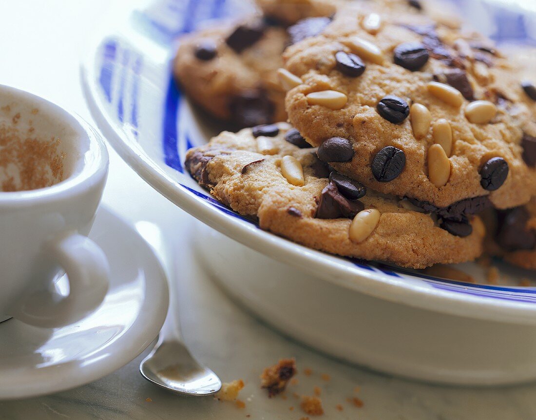 Kaffee-Cookies mit Pinienkernen