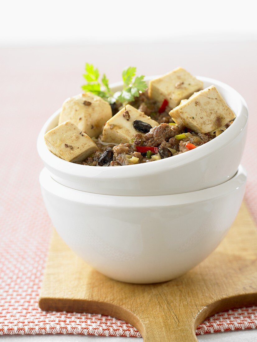 Tofu mit Hackfleisch, Gemüse und Sojasauce aus dem Wok